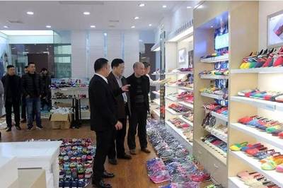 新百倫領(lǐng)跑丨說(shuō)事:石城縣委書(shū)記鮑峰庭一行蒞臨藍(lán)魚(yú)鞋業(yè)考察指導(dǎo)